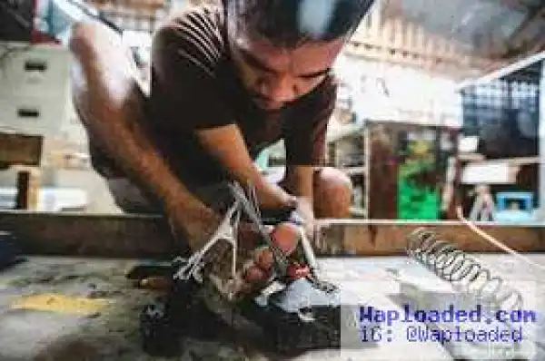 Inspiring! Man Without Hands Creates Miniature Vehicle Models.